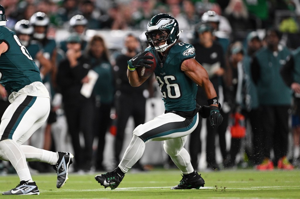 Saquon Barkley, wearing 'chip' on shoulder after Giants, has costly fall in Eagles loss on MNF

